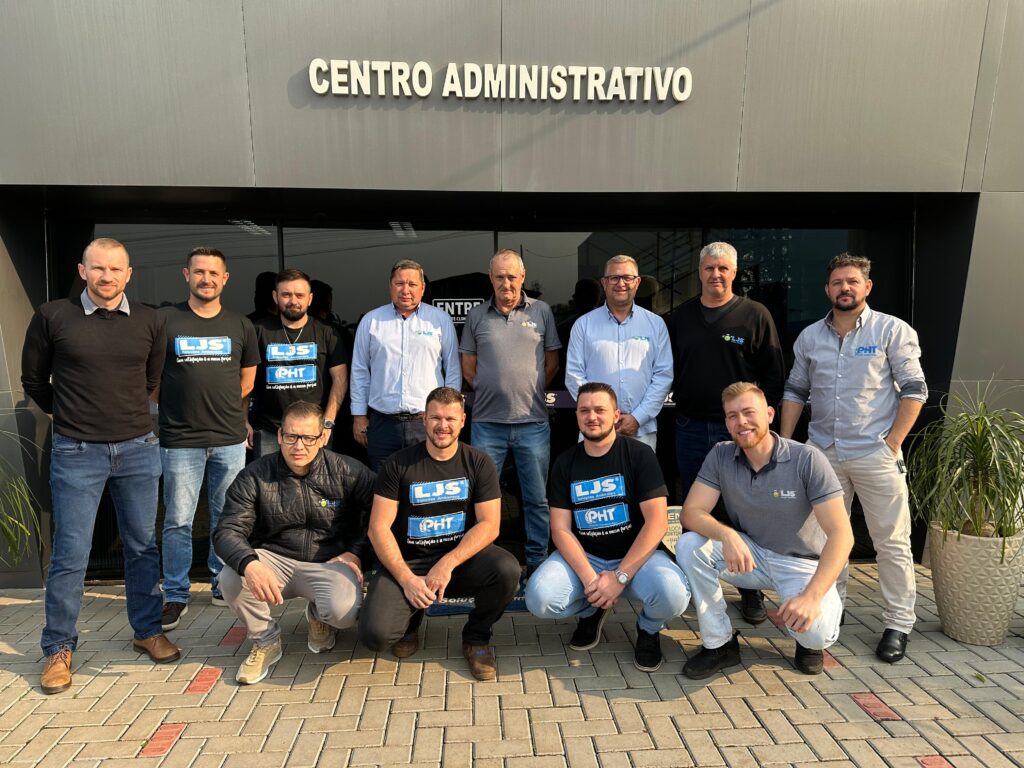 Equipe comercial da LJS reunida em frente ao centro administrativo